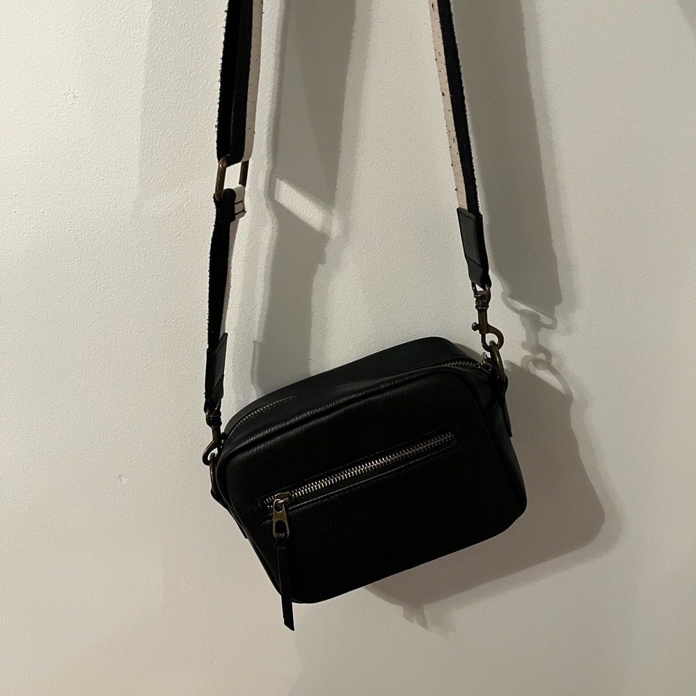 Universal Thread Black Crossbody Bag